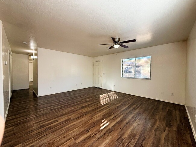 Building Photo - "Spacious 4-Bedroom Townhouse in Prime Phoenix Location – Quiet and Move-in ready!"