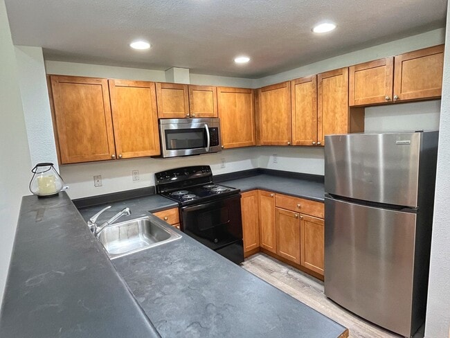 Foto del edificio - East Hill 2-bedroom top-floor unit w/s/g i...