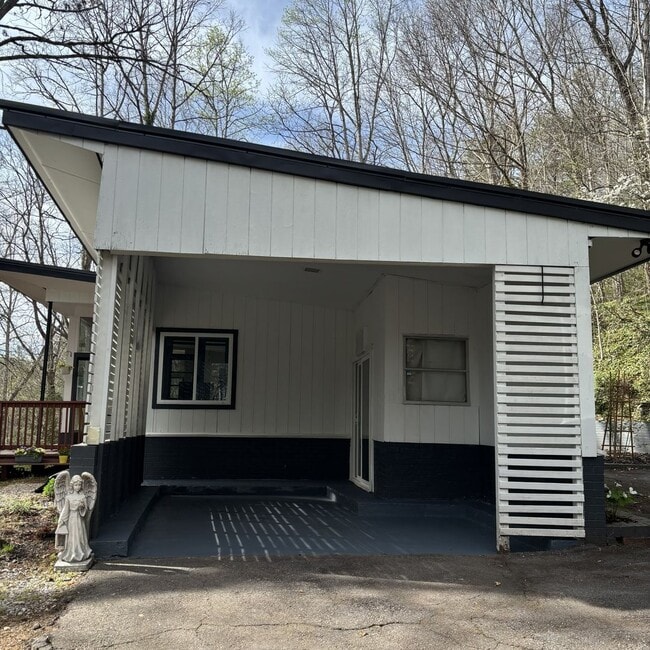 Building Photo - $1,800 - 3 Bedroom 2 Bathroom Gorgeous and Unique Furnished House in Webster