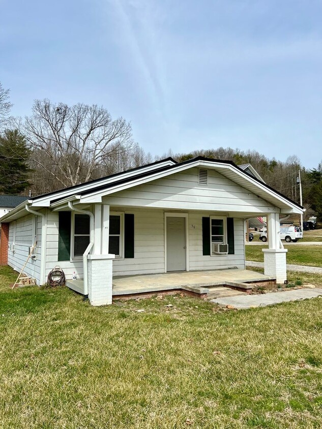 Primary Photo - 2 Bed 1 Bath in Zirconia!!