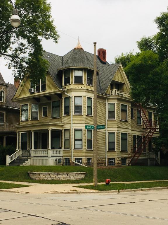 Primary Photo - 2704 N Hackett Ave #10