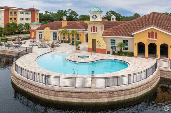 Piscina - Genova Luxury Condominiums