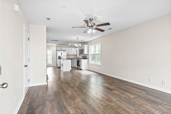Building Photo - Dog Friendly Three Bedroom!