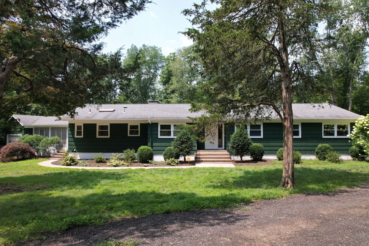 Primary Photo - Spacious 5 Bedroom ranch with large deck a...