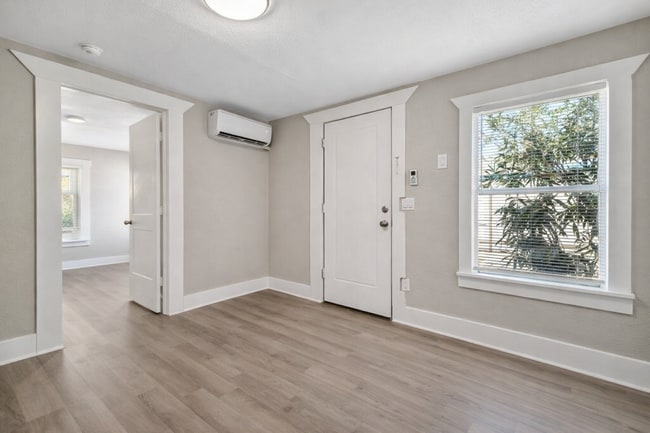 Building Photo - 1218 S 15th Dr