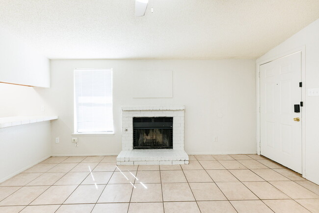Foto del edificio - Whisperwood Duplex