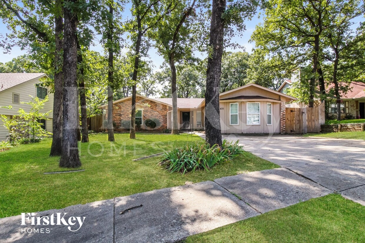 Primary Photo - 405 Lone Oak Cir