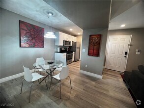 Building Photo - 950 Seven Hills Dr