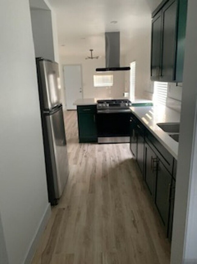 Foto del edificio - Newly Remodeled 2 Bedroom unit located on ...