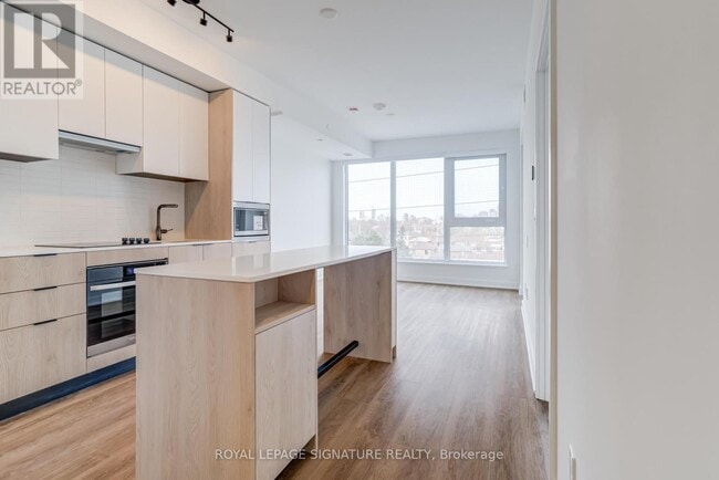 Building Photo - 1007 The Queensway