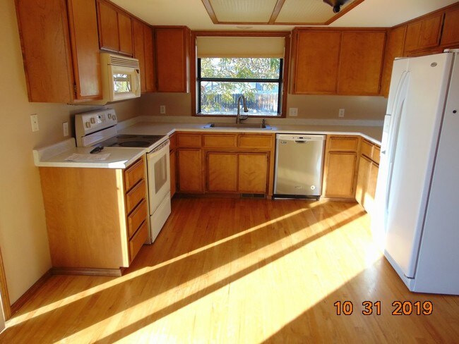 Building Photo - Northeast Medford 3-bedroom Home
