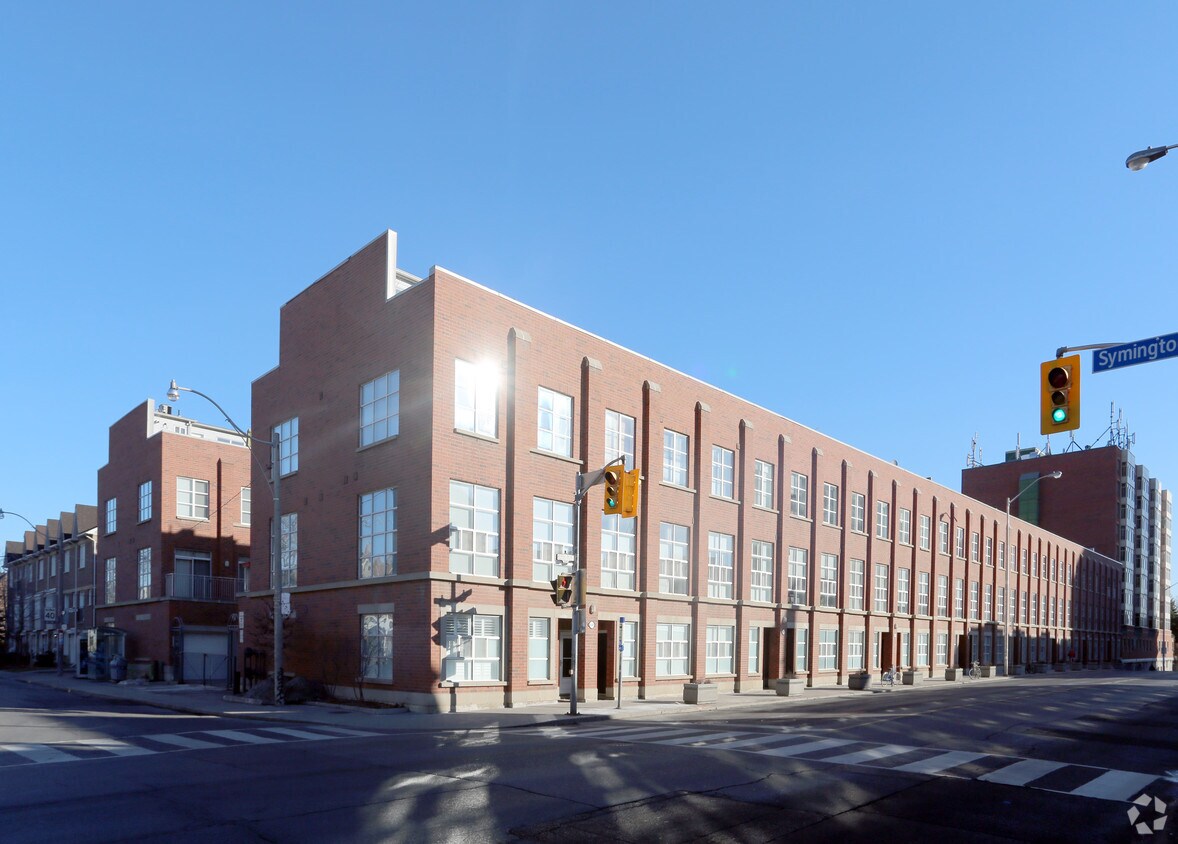 Building Photo - 1388-1400 Bloor St W