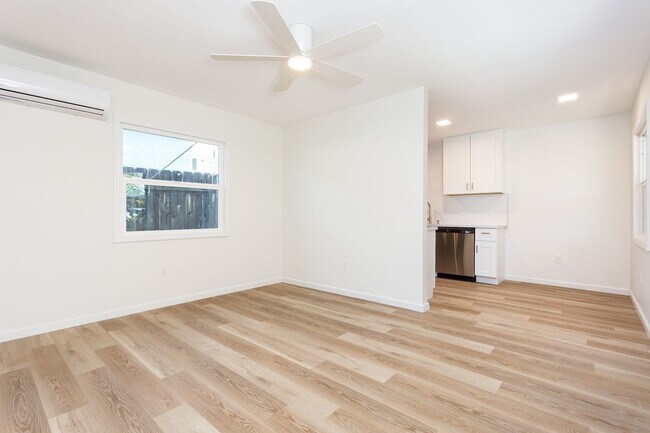 Foto del edificio - COMING SOON!! Amazing Renovated 1-BR Unit ...