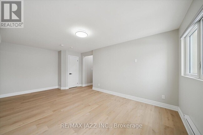 Photo du bâtiment - 251 Simcoe St S