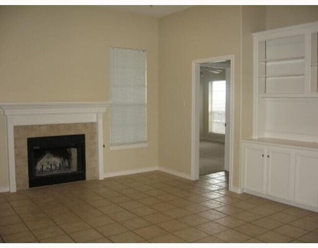 Building Photo - COZY BRICK HOME IN CONVENIENT LOCATION, NEAR SCHOOLS!