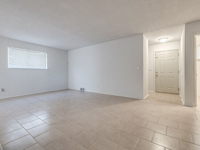 Foto del edificio - 33 NE 63rd St