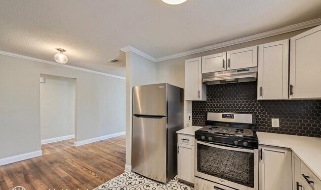 Building Photo - 3920 Calmont Ave