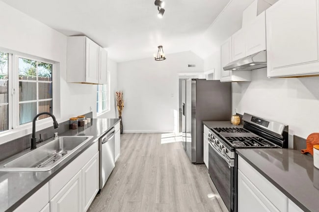 Building Photo - 2887 Fordham St