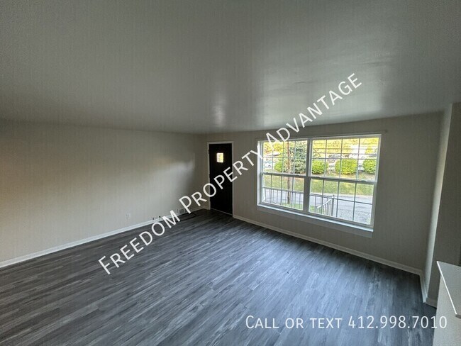 Building Photo - 3398 Columbia Dr