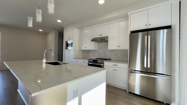 Building Photo - Newer Construction Luxury Townhouse near D...