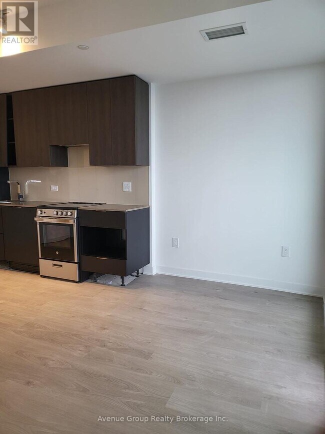 Photo du bâtiment - 3900 Confederation Pkwy