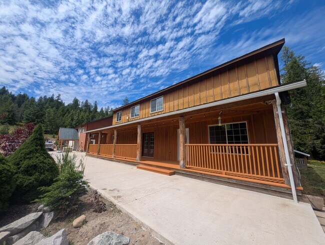 Building Photo - Spacious 4BR Home Near Sacheen & Davis Lake