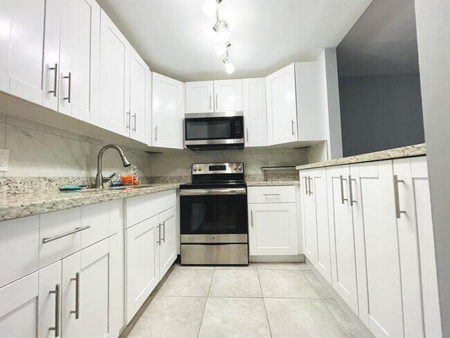 Building Photo - 4 Ventnor Dr