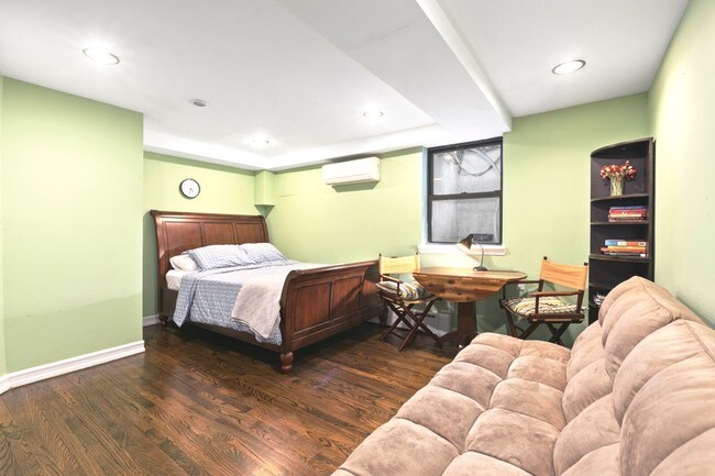 Bedroom - 264 W 77th St