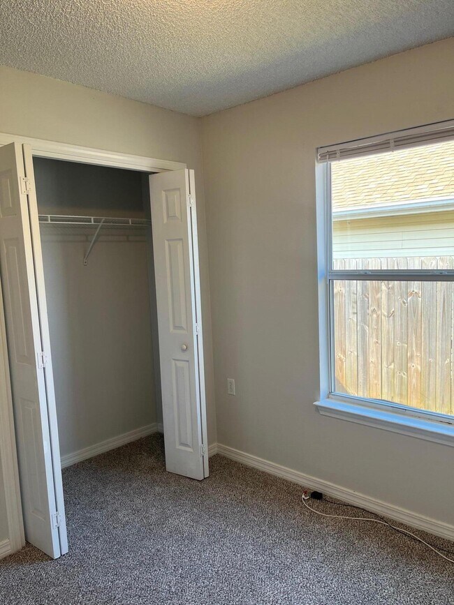 Foto del edificio - 5574 Huntleigh Pl