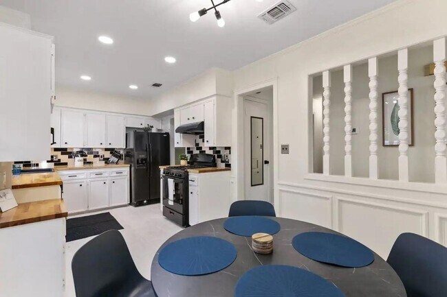 Foto del edificio - 7009 Whispering Oaks Dr