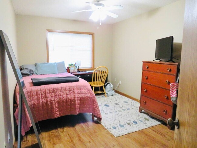 Building Photo - 1521 6th St E