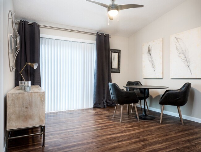 Espacio para todos tus artículos hogareños favoritos - Redwood Orrville