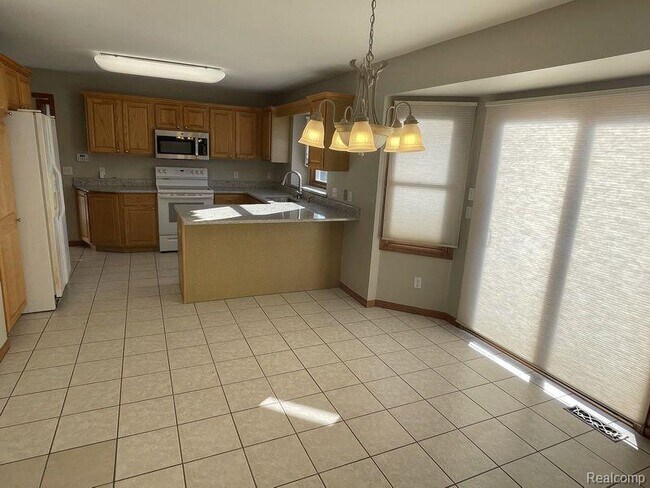 Building Photo - 570 Chasseur Dr