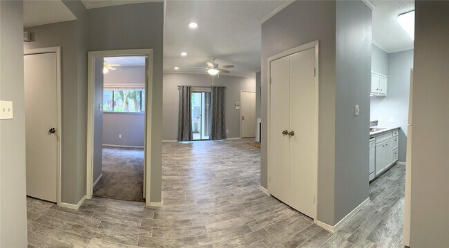 Foto del edificio - 7037 N Holiday Dr