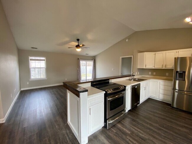 Building Photo - Wonderful 3 Bedroom 2 Bathroom Ranch Style...