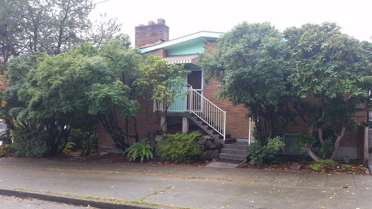 Primary Photo - Daly Manor Apartments