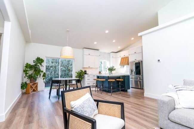 Building Photo - Prime Bend Location: Spacious 3-Bedroom, 2...