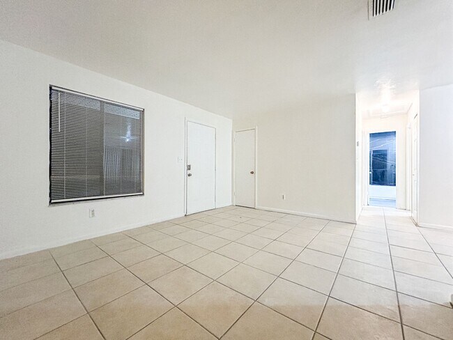 Building Photo - Spacious 2/1 in Sugarfoot Area - Fenced in...