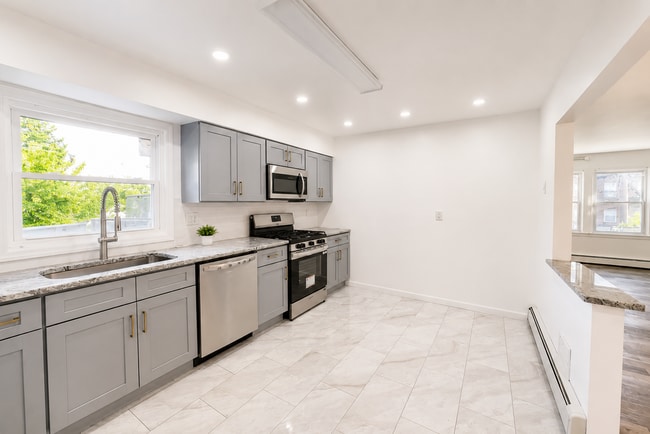 Building Photo - 169 W 51st St