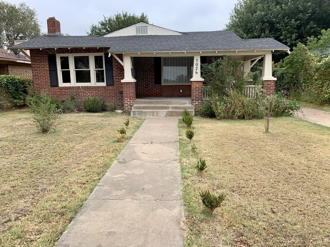 Primary Photo - 1026 S Travis St