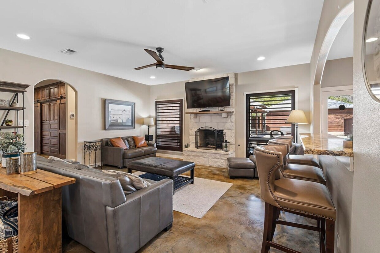 Foto principal - 504 E Travis St