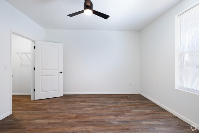 1BR, 1BA - 895SF - Bedroom - Washington Terrace