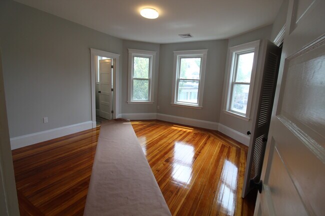 Building Photo - 33 Grove St