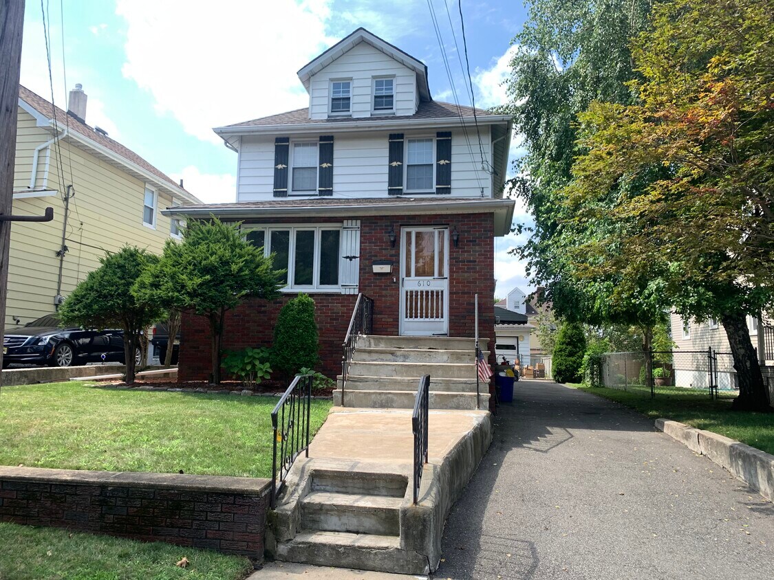 Primary Photo - 610 5th Ave