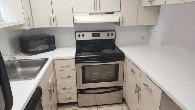 Foto del edificio - 8290 Lake Dr