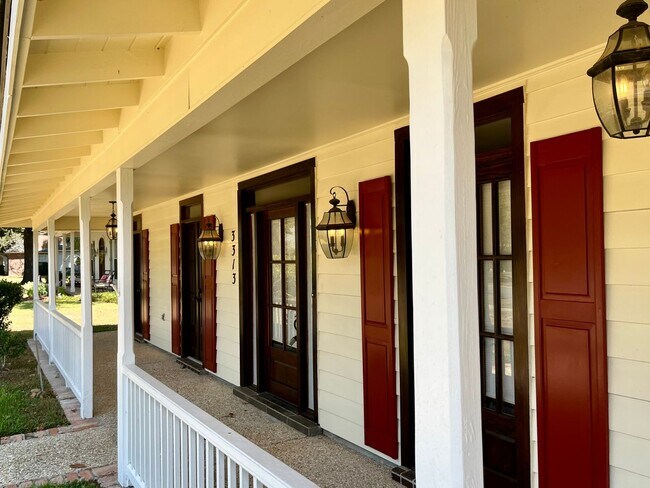 Building Photo - Beautifully updated large 4BR house in Woo...