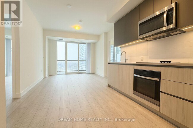 Building Photo - 5858 Yonge St