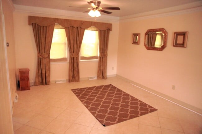 Sala de estar - 754 E Washington Ave