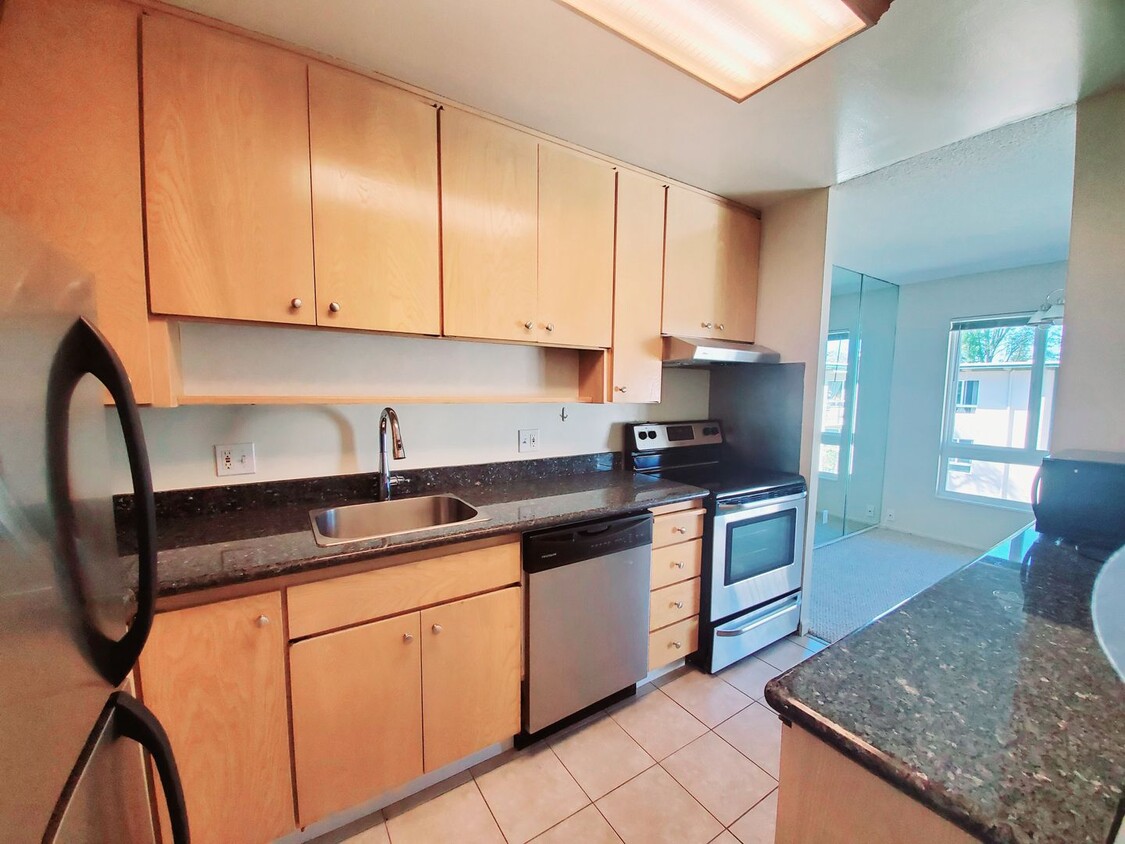 Primary Photo - Top floor Woodlake unit with lake view