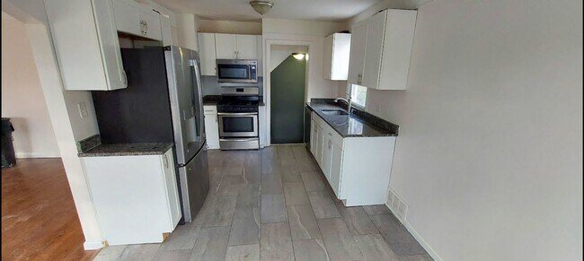 Building Photo - Welcome to this charming 3-bedroom, 2-bath...